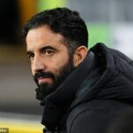 Ruben Amorim trval na tom, že Manchester United nebude v januárovom okne panikáriť a naznačil, že nová posila nemusí byť defenzívny stredopoliar, ktorého potrebuje.