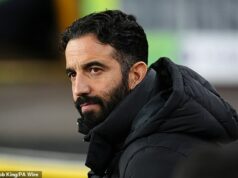 Ruben Amorim naznačuje v januári prekvapenie z prestupu Man United – a hovorí o budúcnosti exilu Jadona Sancha pri pôžičke Aston Villy Ruben Amorim trval na tom, že Manchester United nebude v januárovom okne panikáriť a naznačil, že nová posila nemusí byť defenzívny stredopoliar, ktorého potrebuje.