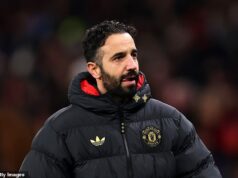 Ruben Amorim prezrádza, prečo nakoniec zmenil formáciu Man United – a vtipkuje, že si môže užiť Boxing Day bez toho, aby musel hovoriť o „čistom liste, zadná štvorka alebo Kobbie Mainoo“ Ruben Amorim otvoril svoje rozhodnutie hrať proti štyrom pri výhre United 1:0 nad Newcastlom.