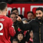 Hlavný tréner/manažér Manchestru United Ruben Amorim vyzerá skľúčene