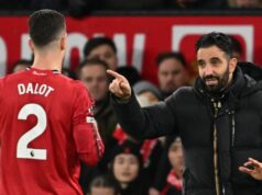 Ruben Amorim ukazuje prstom na vinu po tom, čo Man Utd zahodil body vs Bournemouth Hlavný tréner/manažér Manchestru United Ruben Amorim vyzerá skľúčene