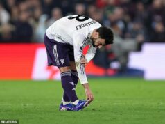 Ruben Amorim vyzýva hviezdy Man United, aby nastúpili v neprítomnosti Bruna Fernandesa so SEDMIMI hráčmi z kritického súboja Boxing Day s Newcastlom Bruno Fernandes utrpel zranenie stehennej šľachy počas porážky Man United od Aston Villy