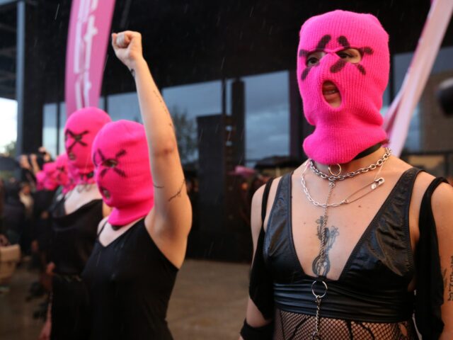 Ruský súd označil punkovú skupinu Pussy Riot za „extrémistickú“ skupinu Ruský súd označil punkovú skupinu Pussy Riot za „extrémistickú“ skupinu | Správy Vladimíra Putina
