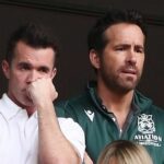 Rob McElhenney a Ryan Reynolds sa pozerajú
