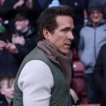 Spolumajiteľ Wrexhamu Ryan Reynolds sa prechádza po ihrisku na Racecourse Ground