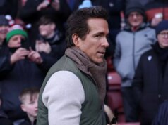 Ryan Reynolds a Rob Mac upozornili na januárové výdavky Wrexhamu, keď vzniesli obavy z PSR Spolumajiteľ Wrexhamu Ryan Reynolds sa prechádza po ihrisku na Racecourse Ground