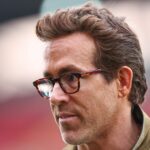 Ryan Reynolds na Wrexham's Racecourse Ground