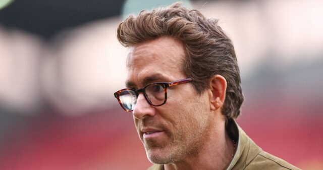 Ryan Reynolds nenechal na pochybách o „elitnom“ tromfovi Wrexhamu napriek Ryan Reynolds na Wrexham's Racecourse Ground