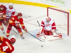 (SLEDOVAŤ) Bitka brankárov NHL dráždila po tom, čo John Gibson z Red Wings zaútočil na hráčov Flames a vyzval Devina Cooleyho, aby opustil bránku (SLEDOVAŤ) Bitka brankárov NHL dráždila po tom, čo John Gibson z Red Wings zaútočil na hráčov Flames a vyzval Devina Cooleyho, aby opustil bránku