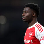 📊 Saka dosiahol nový míľnik pre Arsenal s asistenciou v súboji v Brightone