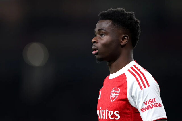 📊 Saka dosiahol nový míľnik pre Arsenal s asistenciou v súboji v Brightone
