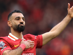 Salah hovorí, že ho Liverpool „hodil pod autobus“. Mohamed Salah s trofejou Premier League