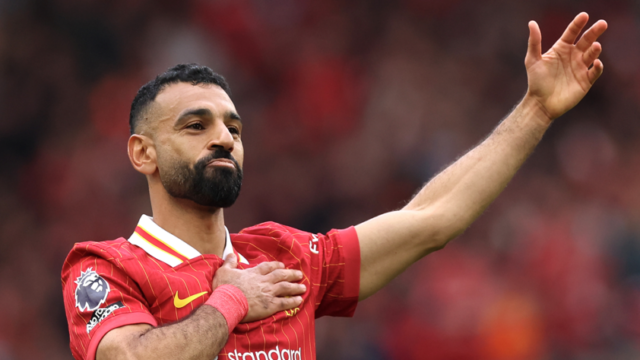 Salah hovorí, že ho Liverpool „hodil pod autobus“. Mohamed Salah s trofejou Premier League