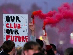 Salford Red Devils skončil Najvyšším súdom pre dlhy Znak hovorí "Náš klub naša budúcnosť" je držaný vo vzduchu počas protestu Salford Red Devils v roku 2025