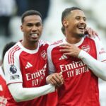 Gabriel a William Saliba z Arsenalu oslavujú po zápase Premier League medzi Newcastle United a Arsenalom v St James' Park 28. septembra 2025 v Newcastle upon Tyne v Anglicku.