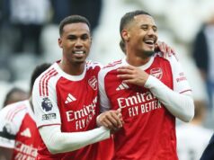 Saliba, Gabriel, Trossard – posledné zranenie Arsenalu a dátum návratu pred zápasom v Brentforde Gabriel a William Saliba z Arsenalu oslavujú po zápase Premier League medzi Newcastle United a Arsenalom v St James' Park 28. septembra 2025 v Newcastle upon Tyne v Anglicku.