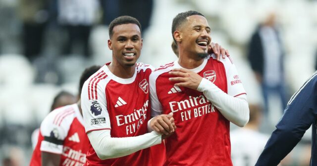 Gabriel a William Saliba z Arsenalu oslavujú po zápase Premier League medzi Newcastle United a Arsenalom v St James' Park 28. septembra 2025 v Newcastle upon Tyne v Anglicku.