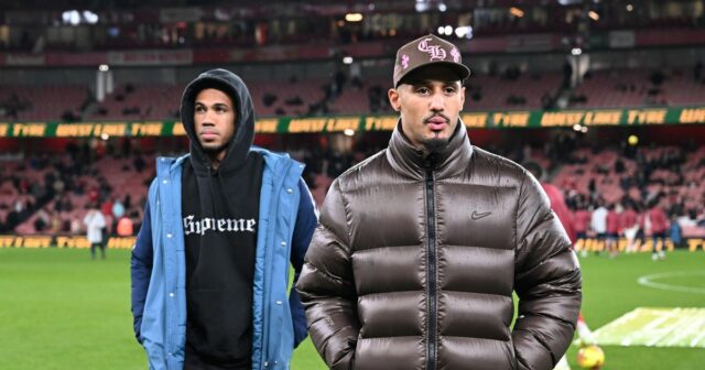 William Saliba a Gabriel pred zápasom Premier League medzi Arsenalom a Brentfordom na Emirates Stadium. 