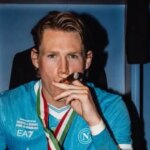 Scott McTominay z SSC Neapol sleduje počas zápasu Serie A Enilive medzi SSC Neapol a Juventus FC na štadióne Diega Armanda Maradonu 7. decembra 2025 v talianskom Neapole (Foto Giuseppe Maffia/NurPhoto cez Getty Images)