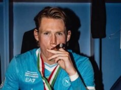 Scott McTominay poťahuje z cigary v šatni a oslavuje radosť z Neapolu po Man Utd Scott McTominay z SSC Neapol sleduje počas zápasu Serie A Enilive medzi SSC Neapol a Juventus FC na štadióne Diega Armanda Maradonu 7. decembra 2025 v talianskom Neapole (Foto Giuseppe Maffia/NurPhoto cez Getty Images)