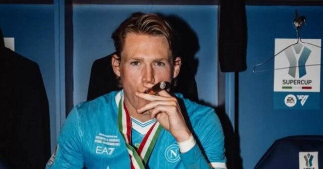 Scott McTominay z SSC Neapol sleduje počas zápasu Serie A Enilive medzi SSC Neapol a Juventus FC na štadióne Diega Armanda Maradonu 7. decembra 2025 v talianskom Neapole (Foto Giuseppe Maffia/NurPhoto cez Getty Images)