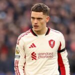 Florian Wirtz z Liverpoolu sa prizerá počas zápasu Premier League medzi West Ham United a Liverpoolom na londýnskom štadióne