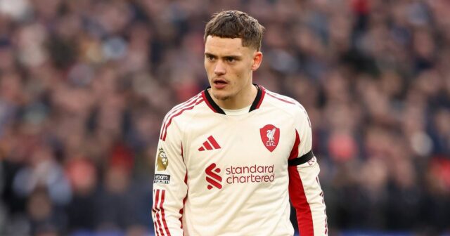 Florian Wirtz z Liverpoolu sa prizerá počas zápasu Premier League medzi West Ham United a Liverpoolom na londýnskom štadióne