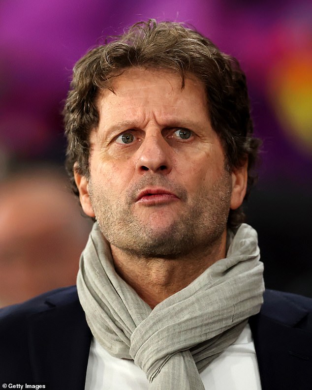 Šéf Matildas prirovnáva austrálsky futbal k „dvom čajkám bojujúcim o Tréner Matildas Joe Montemurro (na obrázku) urobil niekoľko vášnivých komentárov o stave austrálskeho futbalu