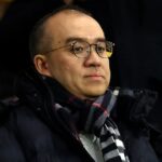 WOLVERHAMPTON, ANGLICKO - 8. DECEMBRA: Fanúšikovia Wolverhamptonu dvíhajú transparent s protestom proti majiteľovi Jeffovi Shi počas zápasu Premier League medzi Wolverhampton Wanderers a Manchester United v Molineux 8. decembra 2025 v anglickom Wolverhamptone. (Foto: Simon Stacpoole/Offsajd/Offsajd cez Getty Images)