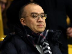 Šéf Premier League odstúpil počas protestov fanúšikov po prekonaní nechceného rekordu WOLVERHAMPTON, ANGLICKO - 8. DECEMBRA: Fanúšikovia Wolverhamptonu dvíhajú transparent s protestom proti majiteľovi Jeffovi Shi počas zápasu Premier League medzi Wolverhampton Wanderers a Manchester United v Molineux 8. decembra 2025 v anglickom Wolverhamptone. (Foto: Simon Stacpoole/Offsajd/Offsajd cez Getty Images)