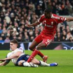 Alexander Isak si v sobotu pri tomto súboji Mickyho van de Vena zlomil nohu