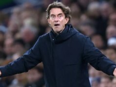 Šéf Tottenhamu Thomas Frank poslal päťslovný odkaz po zúrivej žiadosti o prepustenie Thomas Frank reaguje počas zápasu medzi Tottenhamom a Slaviou Praha v Lige majstrov