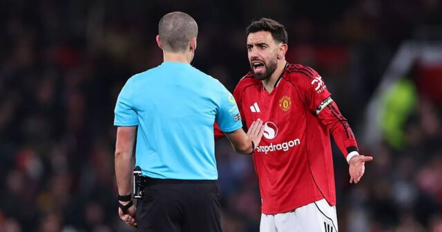 Manchester United chce stretnutie s Howardom Webbom.