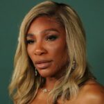 Williamsová máva fanúšikom po prehre s Ajlou Tomljanovičovou v 3. kole US Open. - John Minchillo/AP