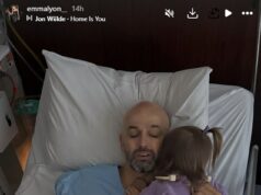 Séria Ashes hviezdy kriketu Nathana Lyona sa chýli k bolestivému koncu, keď mu jeho manželka ukazuje srdcervúci moment s ich dcérou v nemocnici. Nathan Lyon je zobrazený, ako objíma svoju dcéru na nemocničnom lôžku po operácii zranenia, ktoré ho vyradilo zo zvyšku série Ashes.