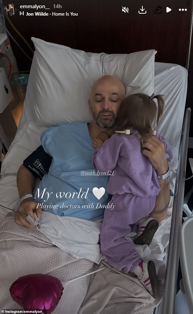 Séria Ashes hviezdy kriketu Nathana Lyona sa chýli k bolestivému Nathan Lyon je zobrazený, ako objíma svoju dcéru na nemocničnom lôžku po operácii zranenia, ktoré ho vyradilo zo zvyšku série Ashes.