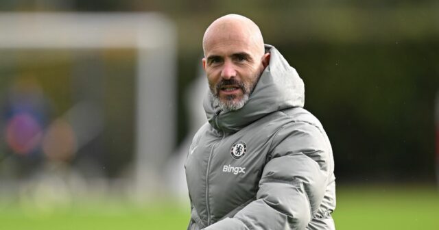 Hlavný tréner Enzo Maresca z Chelsea počas tréningu na Chelsea Training Ground 20. októbra 2025 v Cobhame v Anglicku