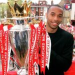 Thierry Henry drží dres Arsenalu na ihrisku Highbury s Arsénom Wengerom