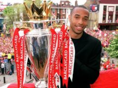 Šesť najlepších – Henryho najpamätnejšie momenty Arsenalu Thierry Henry drží dres Arsenalu na ihrisku Highbury s Arsénom Wengerom