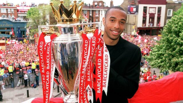 Thierry Henry drží dres Arsenalu na ihrisku Highbury s Arsénom Wengerom