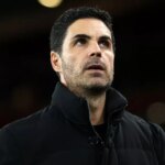 Mikel Arteta sa pozerá