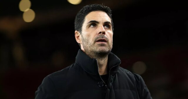 Mikel Arteta sa pozerá