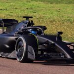 Mexický jazdec Sergio 'Checo' Perez drží mexickú vlajku počas tlačovej konferencie v divadle Telcel v Mexico City, Mexiko 27. augusta 2025. Cadillac F1 Team potvrdil Sergio Perez a Valtteri Bottas ako pilotov pre svoju premiérovú sezónu v roku 2026.