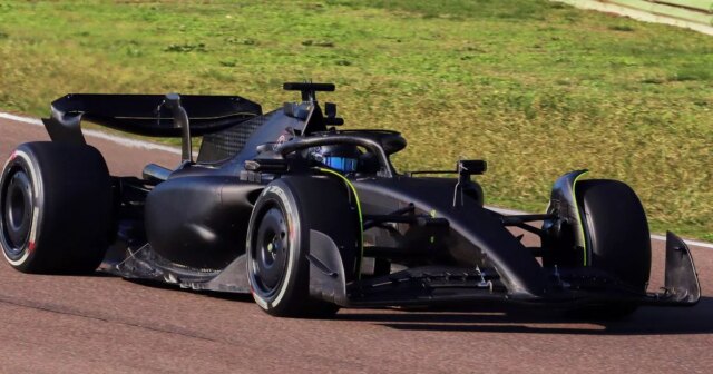 Mexický jazdec Sergio 'Checo' Perez drží mexickú vlajku počas tlačovej konferencie v divadle Telcel v Mexico City, Mexiko 27. augusta 2025. Cadillac F1 Team potvrdil Sergio Perez a Valtteri Bottas ako pilotov pre svoju premiérovú sezónu v roku 2026.