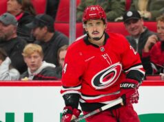Seth Jarvis z Hurricanes, Jaccob Slavin vypadnú z týždňa na týždeň NHL: Philadelphia Flyers a Carolina Hurricanes