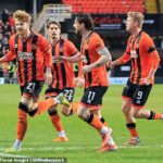 Luca Stephenson z Dundee United (vľavo) oslavuje strelenie úvodného gólu proti Hibs