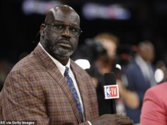 Shaquille O’Neal zničí set ‚Inside the NBA‘ po tom, čo prerazil stenu v bizarnej naháňačke na Vianoce Shaquille O'Neal ohromil divákov na Štedrý deň po tom, čo prerazil stenu štúdia