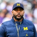 Sherrone Moore po zatknutí čelí obvineniam z prenasledovania a invázie do domu