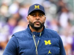 Sherrone Moore po zatknutí čelí obvineniam z prenasledovania a invázie do domu Sherrone Moore po zatknutí čelí obvineniam z prenasledovania a invázie do domu