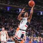 Basketbal NCAA: Jimmy V Classic-Florida v Connecticute